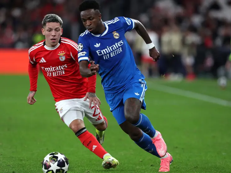 Vin&iacute;cius y Prestianni durante el partido