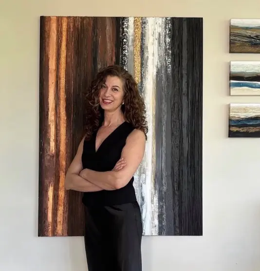 La artista frente a una de sus obras
