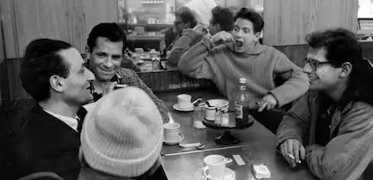 Miembros de la Generaci&oacute;n Beat en una cafeter&iacute;a, con Kerouac en el fondo, a la izquierda