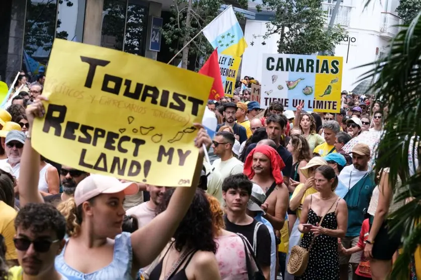 Imagen de protestas contra la masificaci&oacute;n.