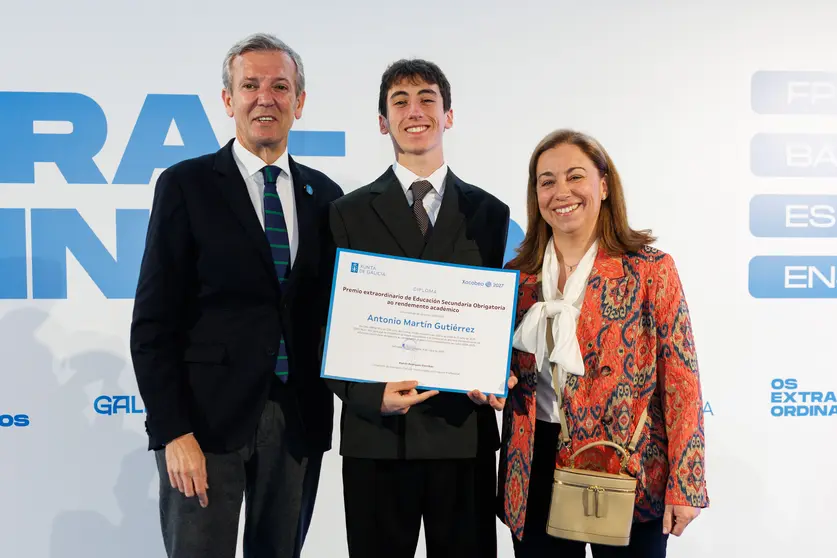 Antonio Mart&iacute;n, con su madre y el Presidente de la Xunta de Galicia