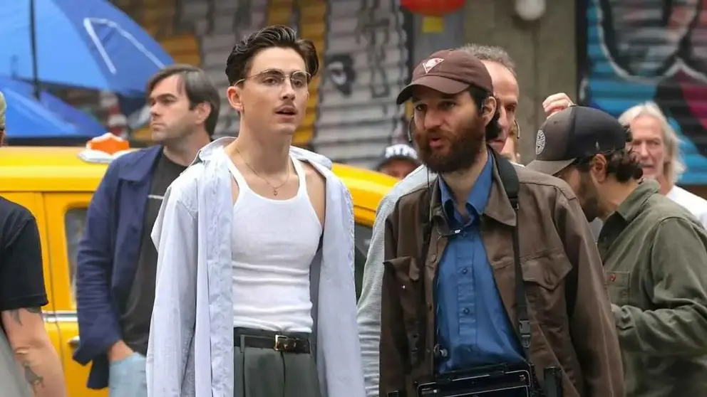 Timoth&eacute;e Chalamet con el director Josh Safdie, en el set de rodaje.