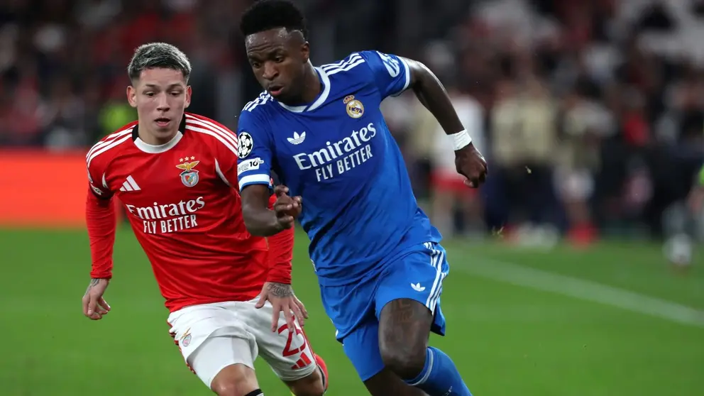 Vin&iacute;cius y Prestianni durante el Partido