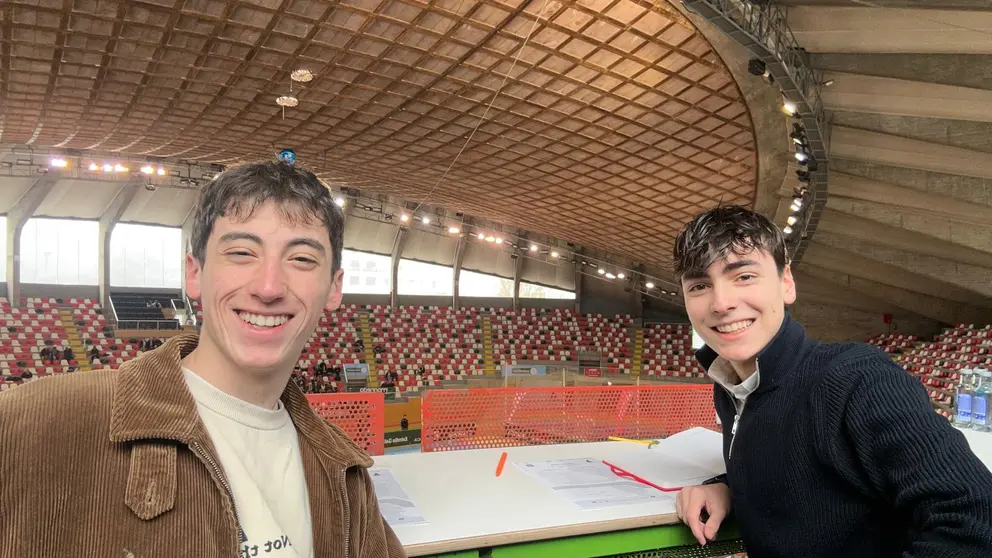 El equipo del peri&oacute;dico momentos antes del partido