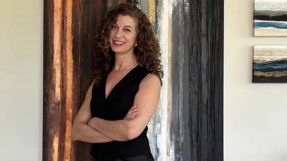 La artista frente a una de sus obras