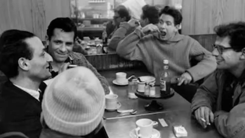 Miembros de la Generaci&oacute;n Beat en una cafeter&iacute;a, con Kerouac en el fondo, a la izquierda