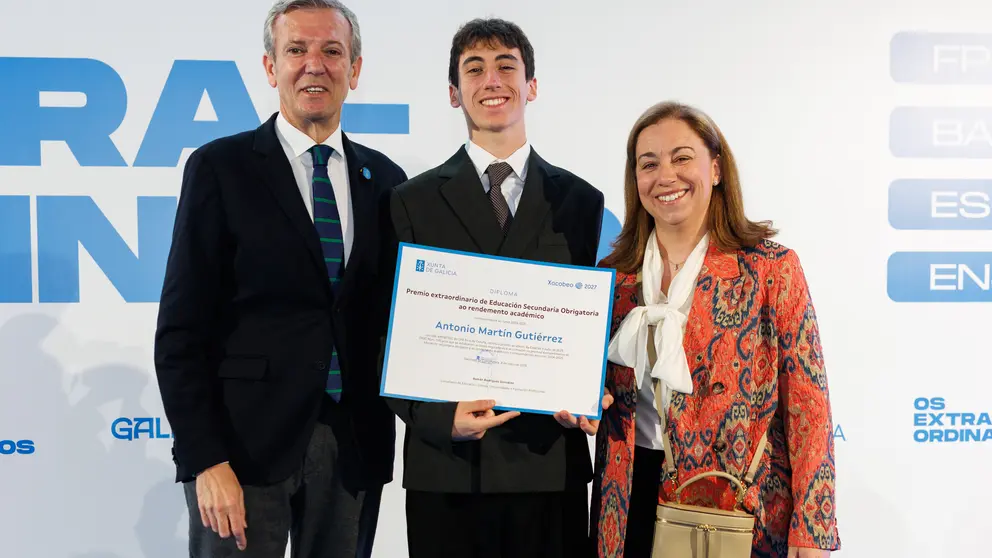 Antonio Mart&iacute;n, con su madre y el Presidente de la Xunta de Galicia